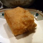 酒盃 - かすべの唐揚げです。 かすべって何だか分かりますか？ エイの事なんですよ。 北海道や東北北部ではこう呼ぶそうです。 味は癖が無く淡白でカレイのような食感です。 その食材を唐揚げで仕立ています。 大阪風