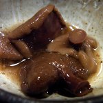 酒盃 - あみ茸(アミタケ)です。 まろやかな味わいで少しヌメリがありお酒のアテとしてバッチリ合う料理です。 いや～、どの料理もそうなんですが、お酒にバッチリ合うんですよね。 もう、流石としか言いようがありませ