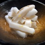 酒盃 - 烏賊の刺身です。 鮮度の良い烏賊なので甘味があって美味しいんですよね。 この料理も日本酒がすすんで大変でした。 烏賊って余り好きでは無い食材なのですが美味しく頂けました。