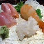 酒盃 - 最初の１品目です。 お造りの盛り合せですね。 一番手前から時計回りに「まいか」「金目鯛」「天然かんぱち」「ぼたんえび」です。