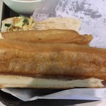 阜杭豆漿 - 写真奥『厚餅夾蛋』（ホウピンジャータン）（卵焼き入り厚焼き餅）３８TWD（卵焼き入り厚焼き餅）
            写真手前は薄餅油條（パオピンヨウテアオ）