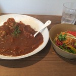 Maru Ni Kafe - 本日のカレーとサラダ