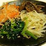 チヂミが自慢の韓国料理居酒屋 おんどる - ナムル盛合せ