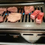 坂牛 - 塩タンと厚切りロース焼いてます～