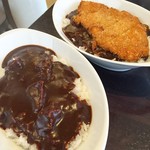 ベニ屋 - 手前はカレー600円
      奥はカツカレー800円
      豚骨スープを10日間寝かせてルウを作ってる☆