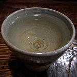 酒盃 - 今回はこのお猪口での提供です。 さあ、飲んでみましょう。 ほのかな香りと味わいには透明感があります。 喉越しもよくスーッとした余韻がいい感じですね。