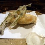 酒盃 - ２品目です。 季節の揚げ物です。 穴子 と みずの天ぷらです。