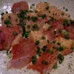 酒盃 - ３品目です。 比内地鶏の石焼です。 新鮮で美味しそうな比内地鶏と熱々の石焼セットが出てきました。 秋田に来れば比内地鶏ですよね。 今回食べたかった食材の１つです。 薩摩地鶏、名古屋コーチンと並んで日本