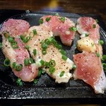 酒盃 - こんな感じで石焼の上に比内地鶏を置いて焼いていきます。 ジューっていう音と美味しそうな匂いが鼻と胃袋を刺激します。 脳内は食べたときのイメージが出来上がってしまって、大変でした。 ゴックンって喉が何回