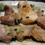 酒盃 - お刺身のときにも出ていた山葵を付けて食べます。 ん～、美味しい！！ 臭みが全く無く、ジューシで鶏本来の旨味が口の中をこれでもか～って襲ってきます。 比内地鶏特有の肉質で噛み応えと脂を堪能できました。
