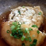 酒盃 - 中を割ってみるとこんな感じになっています。 豆腐っていうのがよく分かりますね。 豆腐まんじゅうだったんだって。(当然ですが) では、食べてみましょう。 わおっ、美味しい。 大豆の旨味がドーンって出てい