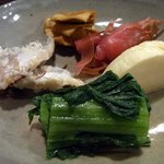 酒盃 - ５品目です。 漬物の盛り合せです。 今回の旅行で色んなお店で漬物を食べたのですが全体的に味が濃いんですよね。 京漬物系に慣れているとちょっと辛いものがありました。 これも食べ続ければ慣れてくるんでしょ