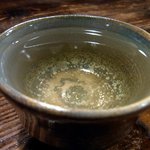 酒盃 - 今回のお猪口はこんな感じでしたよ。 これも趣きがありますよね。 実は、このお猪口だけでなく器のほとんどは店主さん自らが焼いたオリジナルの陶器なんですよ。 お酒って酒器によって印象がガラって変わってしま