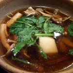 酒盃 - ７品目です。 比内地鶏と里芋のきのこ蒸しです。 まずはスープから頂きます。 わおっ、美味しい！！ この味、この味、なんですよね。 色を見ると濃いそうに見えますが全然そんな事ないんですよ。 味に深みがあ