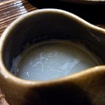 酒盃 - これに辛味大根の搾りを入れます。