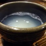 酒盃 - 蕎麦湯です。食べ終わる少し前に持ってきてくれました。