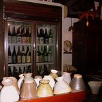 酒盃 - 沢山の日本酒が冷蔵されています。