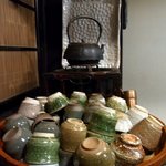 酒盃 - 店主さん自作のお猪口です。後ろのやかんもいい感じですね。