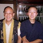 酒盃 - 【掲載許諾済】さあ、店主さんと板長さんの登場です。 記念に写真を撮らせて下さいとお願いしました。 本邦初公開です。 板長さんがちょっと緊張ぎみで引きずった顔になったので、もう一度お願いしました。   