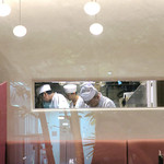 恵比寿 箸庵 - 職人さんが垣間見える細長い窓