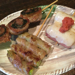 Yasai Maki Kushiya Ki Motsunabe Umakamon - 右から…トッポギ明太子チーズベーコン捲き(¥180)・アスパラ豚捲き梅ダレかけ(¥200)・しそ豚(¥150)