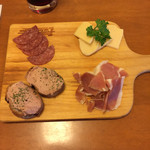 ビストロ ロベン - プラトード シャーク トゥリー
      生ハム、豚レバーパテ、エモンタールチーズ、サラミ