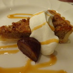 セットのデザート。濃厚なタルトが美味。