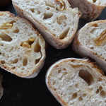 生瀬ヒュッテ - 天然酵母 パイナップルのマカダミアナッツのバゲット　断面