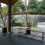 生瀬ヒュッテ - 店前のベンチ