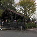 外観　看板はありませんが、人だかりでわかります。