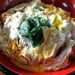 結構な大きさのロースカツが2枚。
          ボリュームは満点であります。