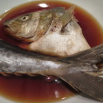 銀平 - 煮魚料理（上　シオ、下　さわら）のアップ
