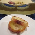 裕の輪 - 「焼きましょうか」フライパンで焼いたバケット、オリーブオイルが少しかけられてます。肉料理のソースをこれでいただく