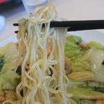 四川飯店 - 中細縮れ麺