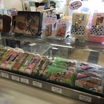 河内屋蒲鉾 - 色々な種類の蒲鉾が並んでいます