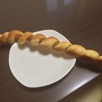 粉とクリーム - 本日のポンイツ。  皿からはみ出している。  自宅にて