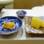 日本橋蛎殻町 すぎた - 味噌漬けの数の子
      　生ばちこ
      　島海老の頭と味噌を炒めて