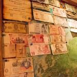 四馬路 - 世界地図と世界の通貨。