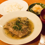 四馬路 - 定食にはご飯／小鉢がつきます