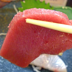 東家 - 晩酌セット　刺身盛・鮪のアップ