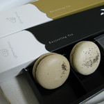 グレイス ピース - 手前から紅茶マカロン卵黄ベース、卵白ベース、グレイスピース紅茶プレミアム、レギュラー