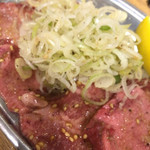 大阪焼肉・ホルモン ふたご - ほどよい厚みがGOODなネギタン塩