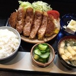 げんこつ亭 - 2016年08月
      ロース(焼き)とんかつ定食