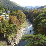 温泉街を流れる渓谷