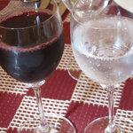 Chezやまのべ - 左：ぶどうジュース　右：ペリエ