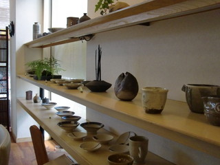 Tommaru - 店内には地元の陶芸家の作品も展示、販売されています。