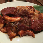 炭火焼肉 ぐら - 「本日のおすすめ ホルモン５点盛り」は、多彩な部位が食べられ、お得感満載！（2016.9）