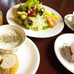 Dainingukicchin tonbo - ランチセット（スープ、サラダ、メイン、バケット又はライス、デザート、コーヒー付）