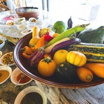 ベラビスタ スパ＆マリーナ 尾道 - この朝に用意された野菜を見せてくれます。