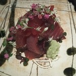 神保町 傳 - （2016/9　訪問）鰹。ニラの花が良いアクセント。